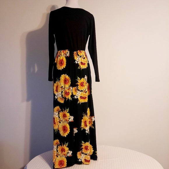 Maxi dress with flowers - Picture 2 of 12